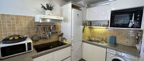 Kjøleskap, oppvaskmaskin, brødrister og kjøkkenutstyr