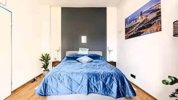 Een kluis op de kamer, een strijkplank/strijkijzer, wifi, beddengoed