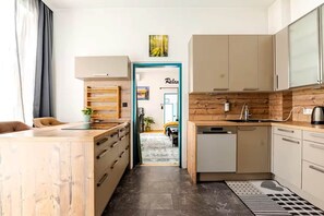 Réfrigérateur, four à micro-ondes, un four, surface de cuisson