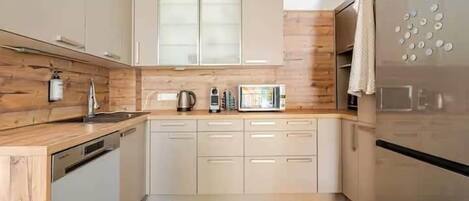 Frigorifero, microonde, forno, piano cottura