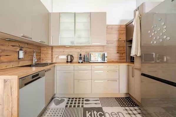 Kylskåp, mikrovågsugn, ugn och spishäll