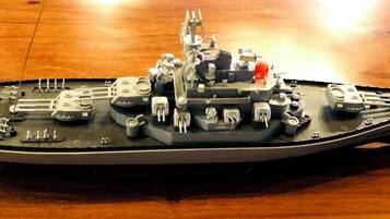 Een model schip met gedetailleerde dekindeling en diverse scheepscomponenten.