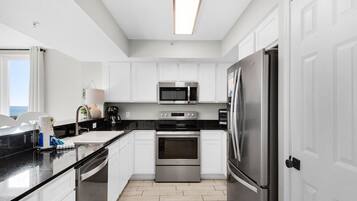 Geladeira, micro-ondas, fogão, cooktop