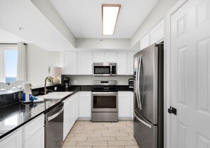 Geladeira, micro-ondas, fogão, cooktop