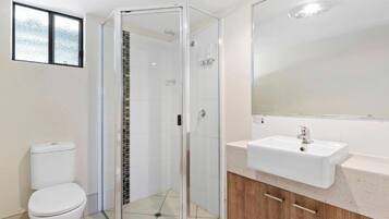 Executive Double Room | Bathroom | Shower, free toiletries, hair dryer, towels