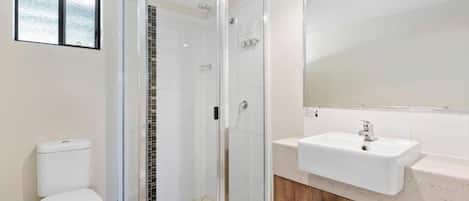 Chambre exécutive double | Salle de bain | Douche, articles de toilette (gratuits), séchoir à cheveux