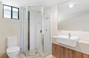 Executive Double Room | Bathroom | Shower, free toiletries, hair dryer, towels