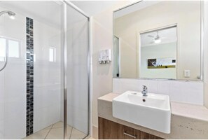 Executive Twin Room | Bathroom