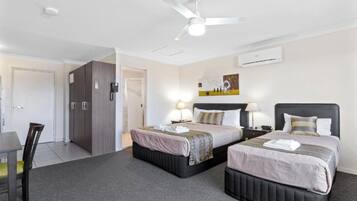 Executive-Zweibettzimmer | Schreibtisch, Bügeleisen/Bügelbrett, kostenloses WLAN