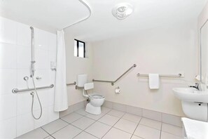 Executive kamer, toegankelijk voor rolstoelgebruikers | Badkamer | Een douche, gratis toiletartikelen, een haardroger, handdoeken