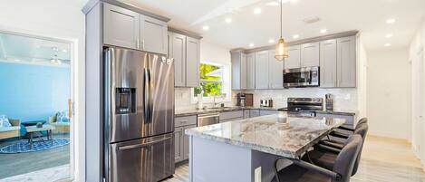 Réfrigérateur, four à micro-ondes, un four, surface de cuisson