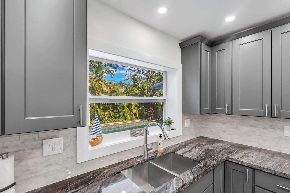 Kylskåp, mikrovågsugn, ugn och spishäll