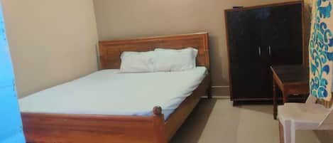 Hypo-allergenic bedding, desk, free WiFi