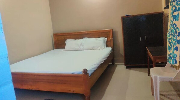 Ropa de cama hipoalergénica, escritorio y wifi gratis