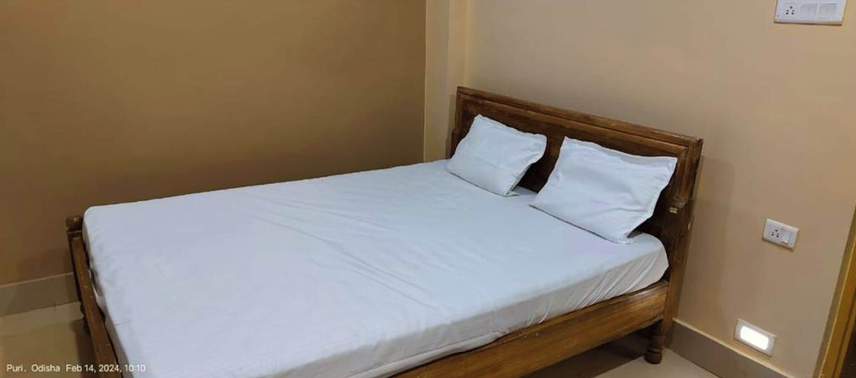 Hypo-allergenic bedding, desk, free WiFi