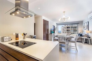 Geladeira, micro-ondas, fogão, cooktop