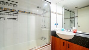 Douche, sèche-cheveux, serviettes fournies