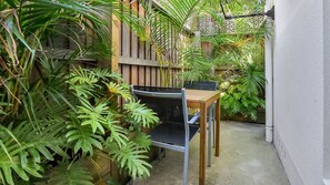 Outdoor dining - The Snug on Mosbri - Heart of CBD (The Hill)