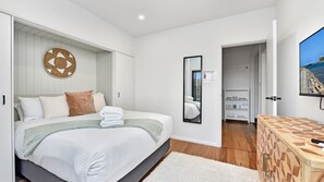 1 bedroom, desk, free WiFi, bed sheets - The Snug on Mosbri - Heart of CBD (The Hill)