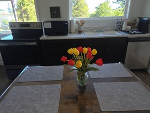 Een magnetron, een oven, een kookplaat, een vaatwasser