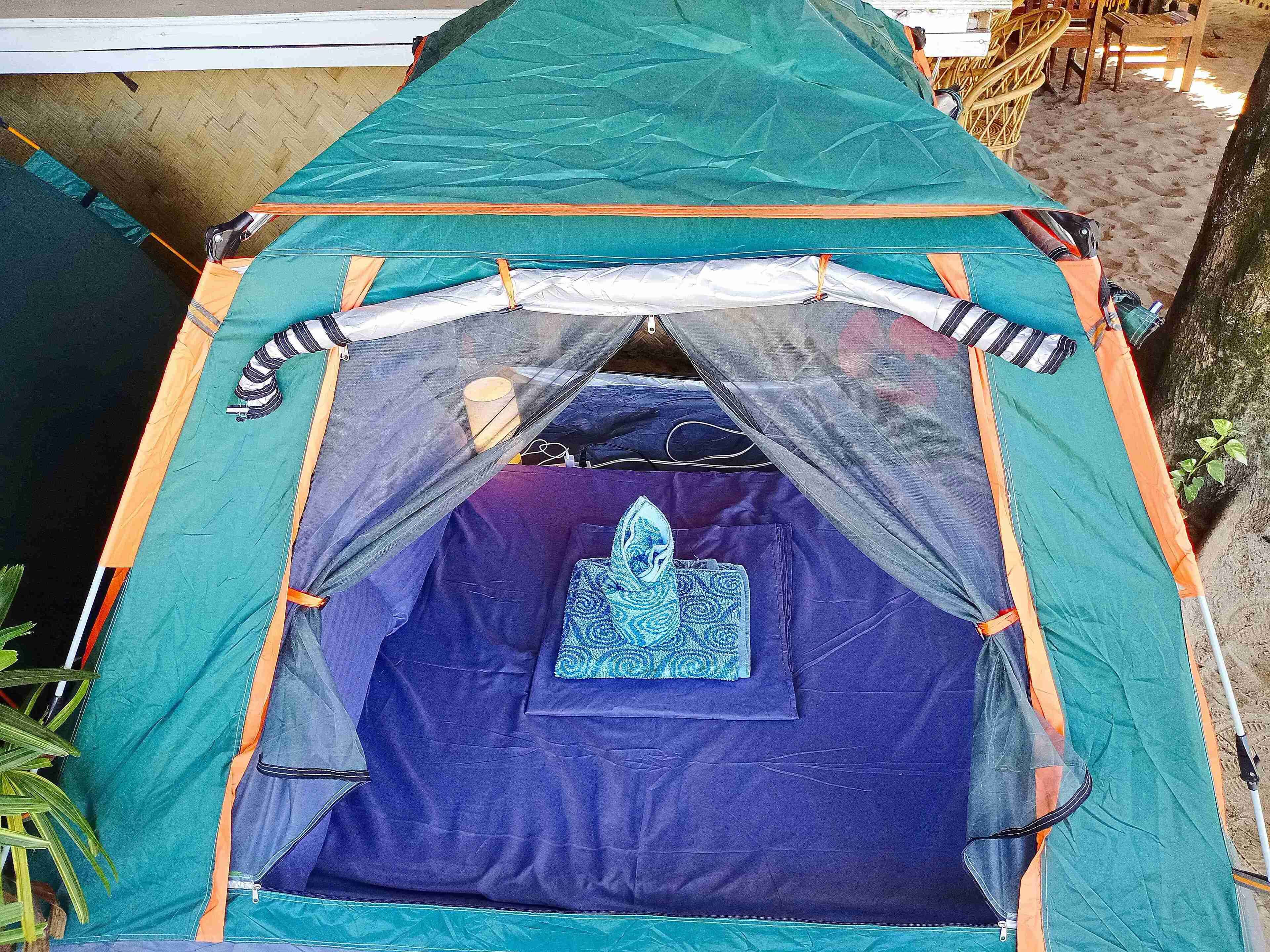 Tent, gedeeltelijk uitzicht op zee