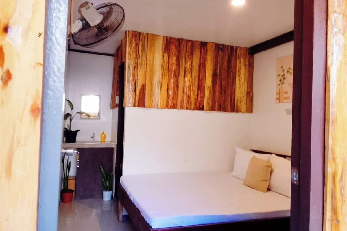 Habitación básica doble, balcón, vista parcial al mar