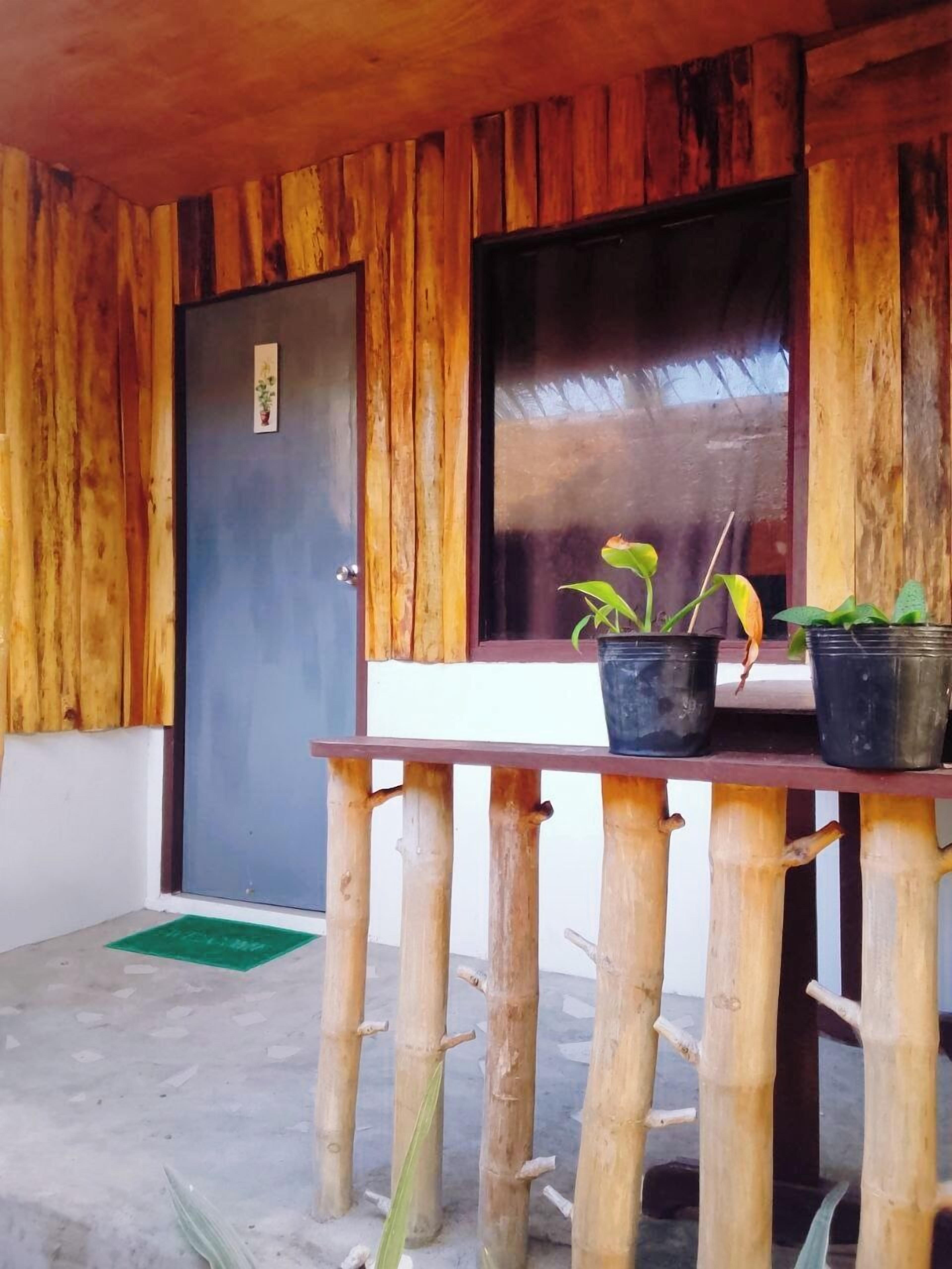 Eenvoudige tweepersoonskamer, balkon, gedeeltelijk uitzicht op zee