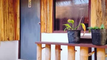Kamar Double Basic, balkon, pemandangan laut terbatas