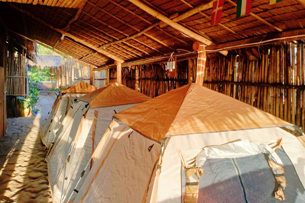 Tienda de campaña, vista parcial al mar