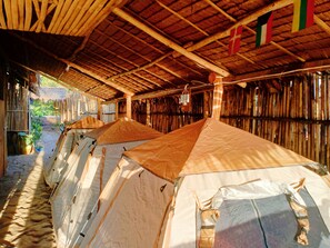 Tienda de campaña, vista parcial al mar