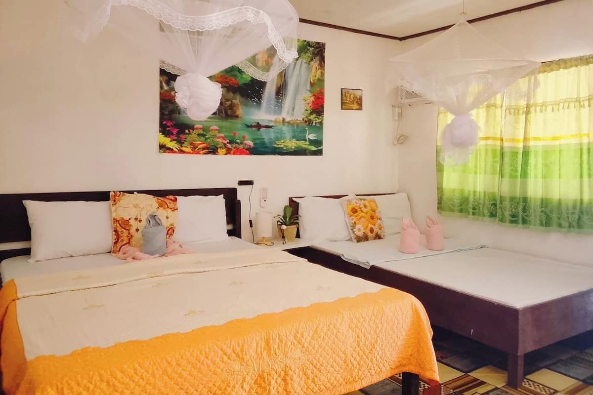 Habitación cuádruple familiar, vista parcial al mar