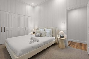 3 bedrooms, desk, iron/ironing board, WiFi
