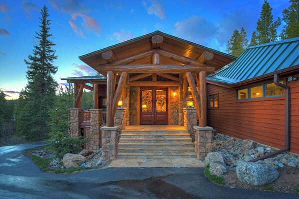 Exterior - 4-bedroom Chalet in 8 Minutes from Downtown Breck (Breckenridge)