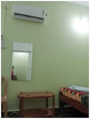 Deluxe Double Room, Air conditioning | Hypo-allergenic bedding, desk, soundproofing, free WiFi