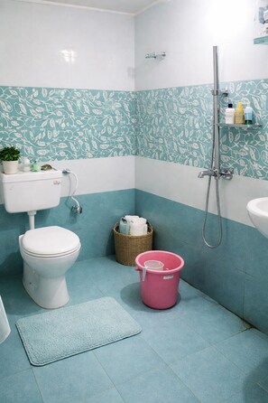 Douche, douche cascade, pantoufles, serviettes fournies