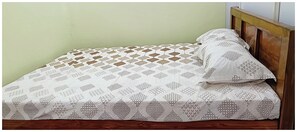 Ropa de cama hipoalergénica, escritorio y sistema de insonorización 