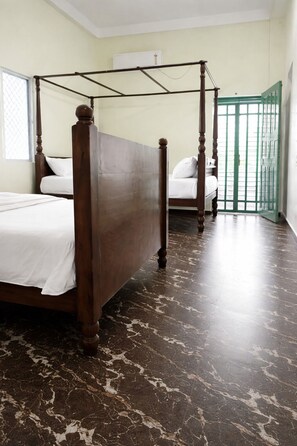 Hypo-allergenic bedding, desk, soundproofing, free WiFi