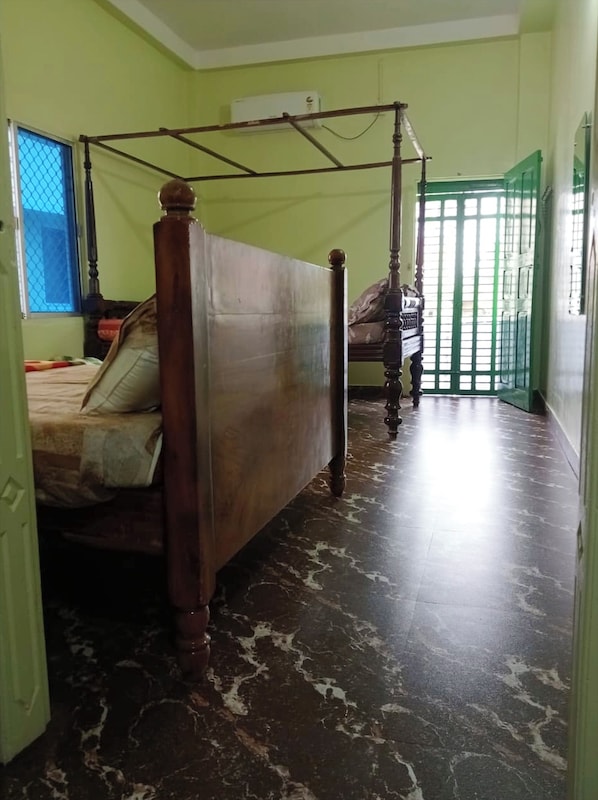 Deluxe Quadruple Room, Air conditioning | Hypo-allergenic bedding, desk, soundproofing, free WiFi