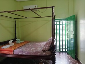 ملاءات للفراش لا تسبب الحساسية ومكتب وتجهيزات عازلة للصوت