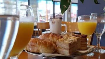 Bao gồm bữa sáng đặc sản địa phương hàng ngày