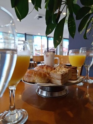 Desayuno típico de la región gratuito y diario