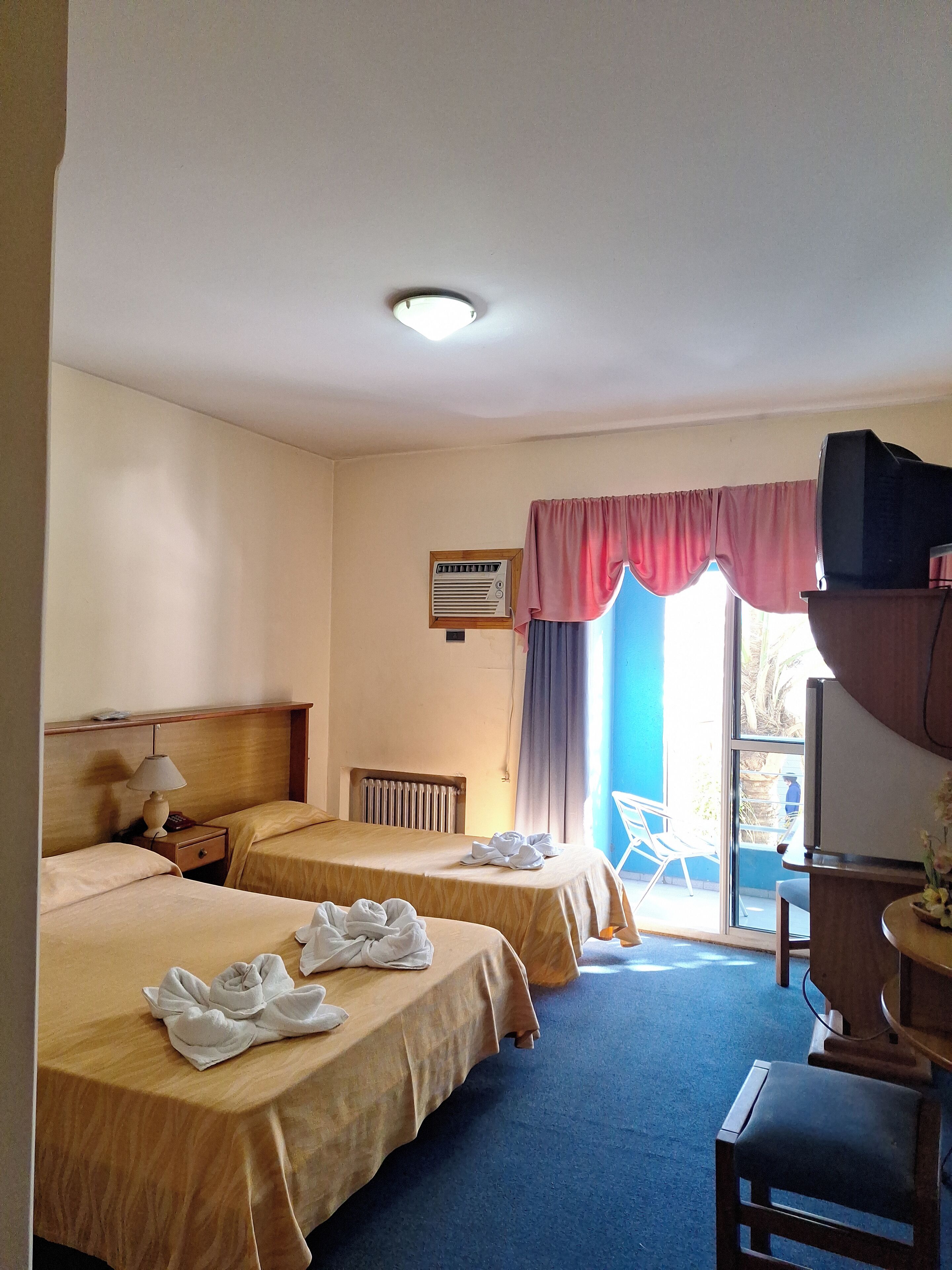 Standaard driepersoonskamer, balkon, uitzicht op de stad | Een kluis op de kamer