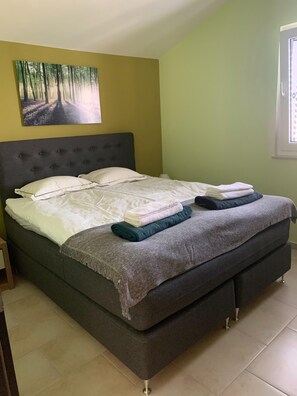 Apartemen Klasik, 2 kamar tidur | 2 kamar tidur dan dilengkapi dengan perabotan berbeda-beda