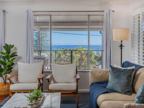 House, 3 Bedrooms, Balcony | Living area