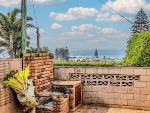 Casa, 3 habitaciones, balcón | Terraza o patio