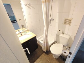 Asciugacapelli, asciugamani, sapone, carta igienica