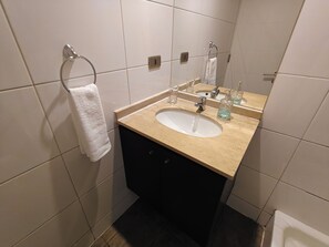 Secador de pelo, toallas, jabón y papel higiénico