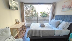 A bedroom with a bed, a desk, a chair, and a couch. - Un bombón en Santiago Centro (Santiago)