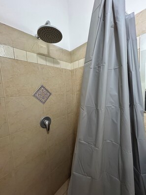 Pyyhkeet, saippua, vessapaperi