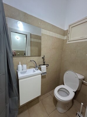 Serviettes fournies, savon, papier toilette